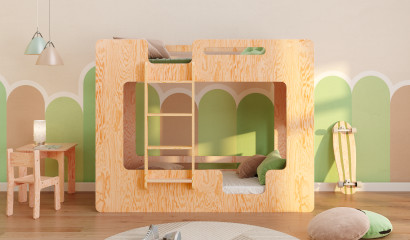 Drewniane łóżko piętrowe z barierkami na górnym i dolnym łóżku oraz drabinką po lewej stronie w kolorze lakierowanego drewna